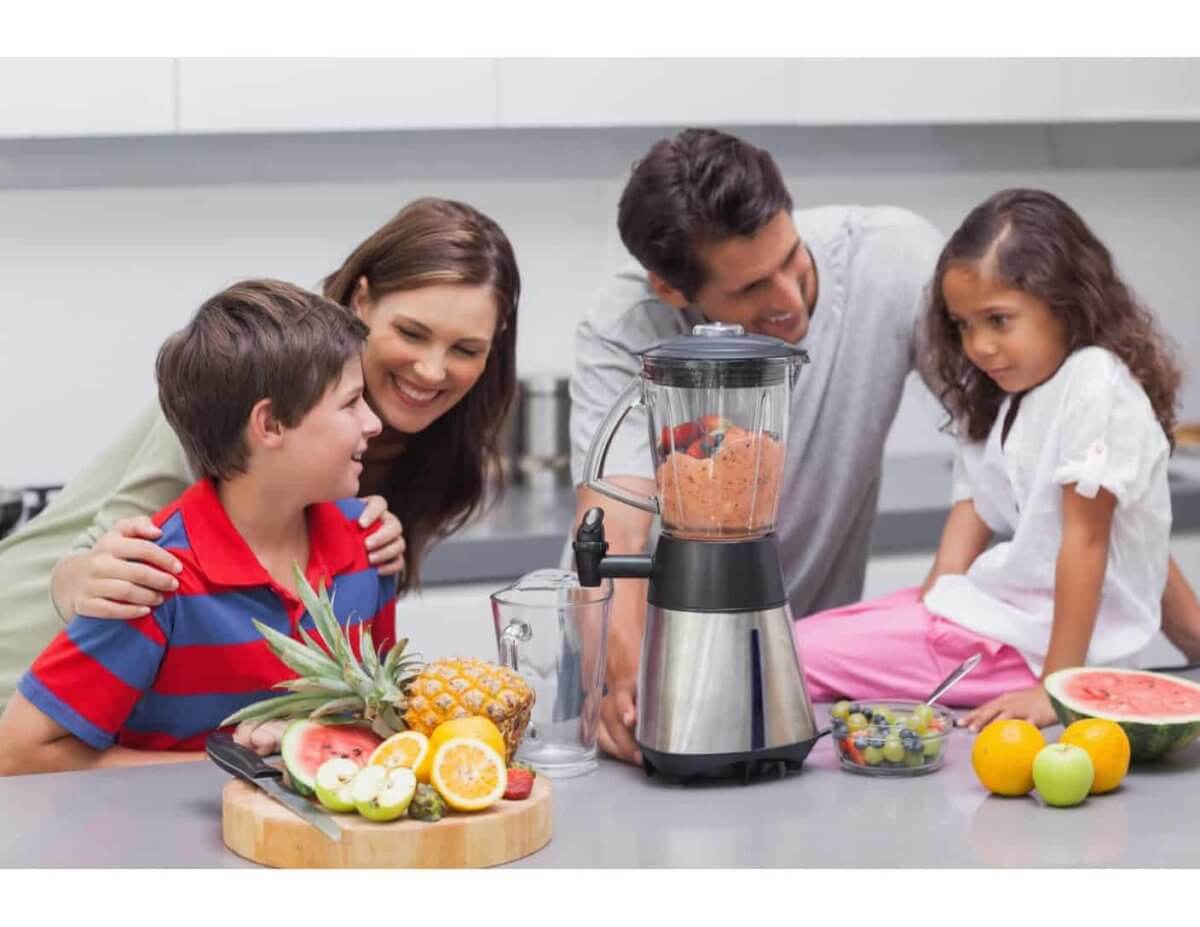 Family making a fruit smoothie