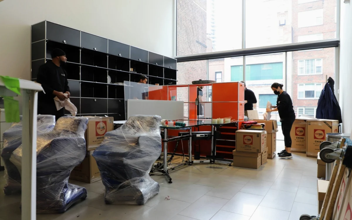 Flatrate movers moving boxes inside an appartment