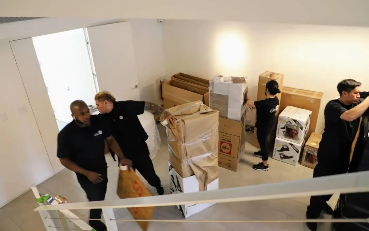 Mover packing inside an appartment