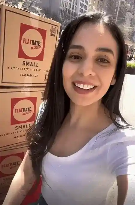 Happy Lady speaking about Flatrate